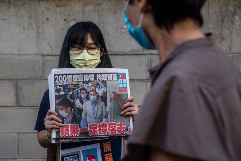 Dopo l’arresto di Jimmy Lai a Hong Kong il suo giornale Apple Daily fa il tutto esaurito in edicola