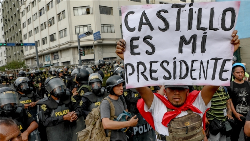 Perù: continuano le proteste e gli scontri con la polizia. I manifestanti attaccano una stazione di polizia a llave