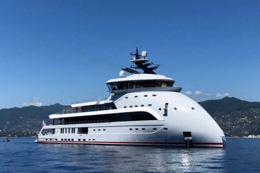 Naviga in acque italiane l&#039;Olivia O, il maxi-yacht a prua capovolta del multimiliardario israeliano Eyal Ofer