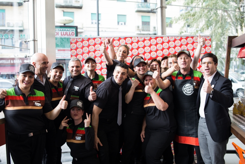 Walter Ferranti e Joaquìn Salvo Puebla con lo staff del ristorante Burger King della Stazione Centrale di Napoli