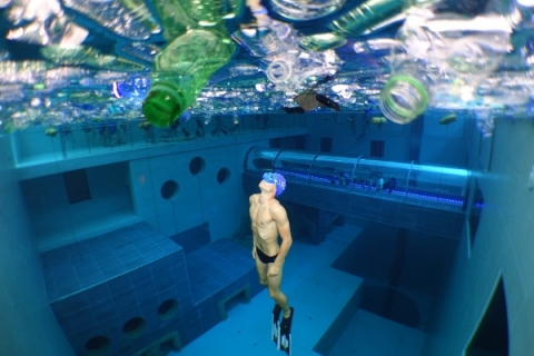 Plastic dive in piscina