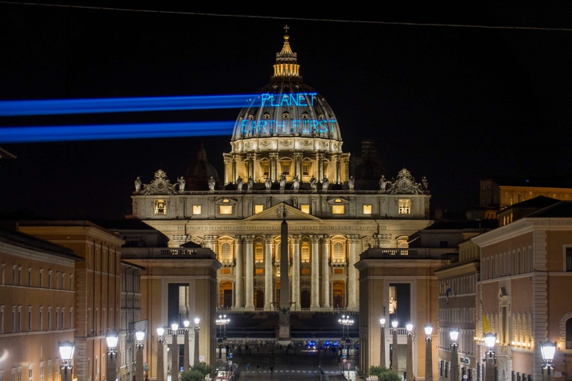 Greenpeace accoglie Trump con un messaggio sulla cupola di San Pietro