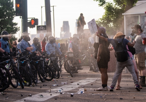 Omicidio afroamericano Wrights: proteste a Minneapolis contro la polizia. Biden "Nessuno sia sopra alla legge"
