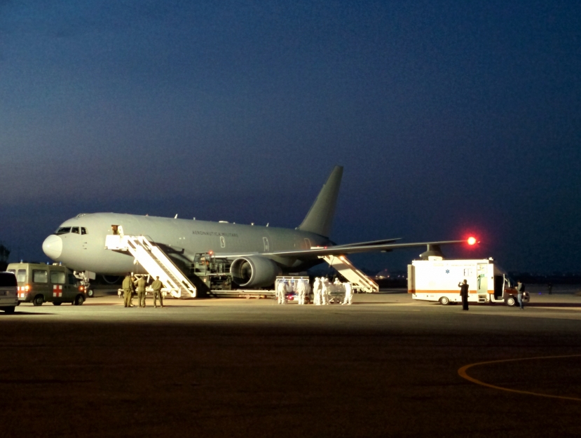 Ebola: atterrato il KC 767 dell&#039;Aeronautica Militare con a bordo il medico italiano contagiato