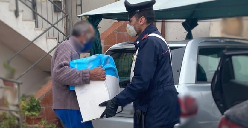 Famiglie senza cibo e senza mascherine: intervengono i carabinieri nel Napoletano