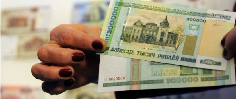 Borsa: il rublo apre in calo sul dollaro
