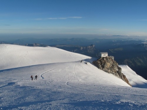 Monte Bianco: alpinisti in salvo al bivacco Vallot ma uno dei tre è in ipotermia. Si decide sul soccorso aereo