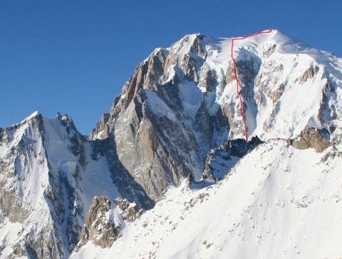 Monte Bianco: tre alpinisti bloccati a 4.700 metri sulla via Innominata. Difficili i soccorsi per il meteo