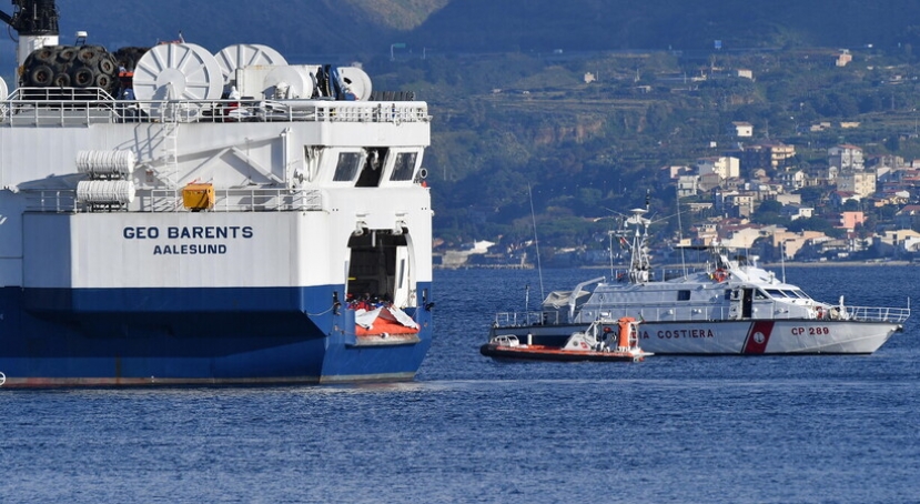 Migranti: riesplode la rotta verso l&#039;Italia. La nave di Medici Senza Frontiere in attesa dello sbarco per 439 persone