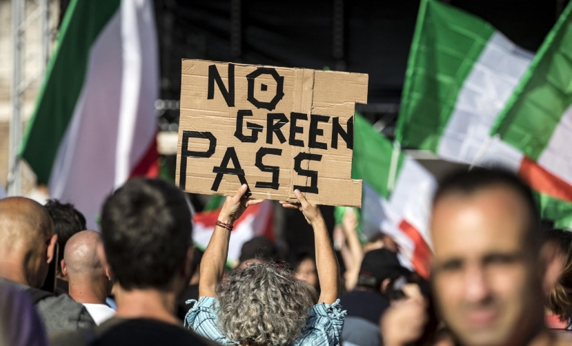 Movimento No green pass: perquisite 4 abitazioni di attivisti a Milano. Violenze nei confronti di giornalisti