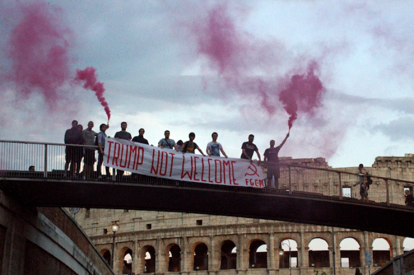 La protesta della FGC con uno striscione sul Colosseo contro la politica estera di Trump