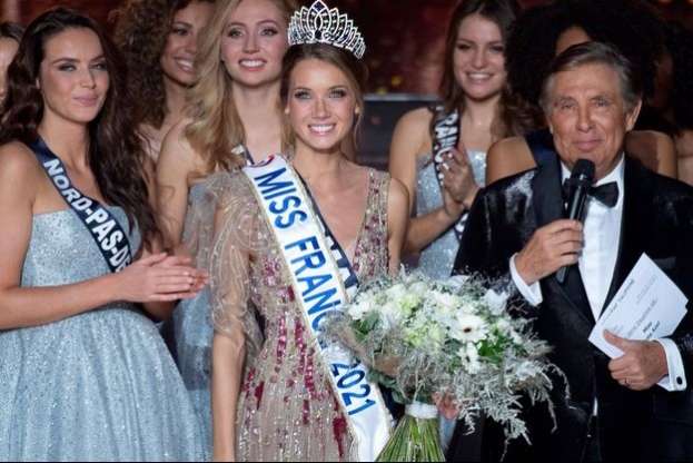 La 23enne Amandine Petit è Miss France 2021. È laureata in gestione di strutture sanitarie gerontologiche