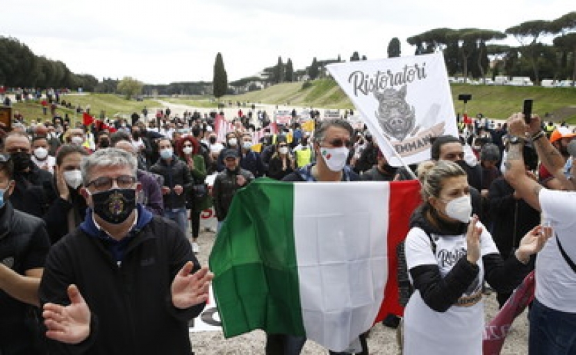 Proteste no vax, a Roma un migliaio di persone sfilano al Circo Massimo. Tra loro anche il medico sospeso Massimo Amici