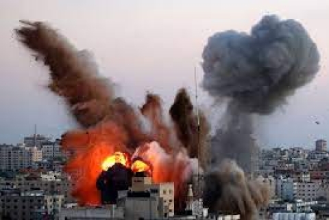 Palestina, raid aereo israeliano distrugge uno stabile civile: 3 morti e 13 feriti. Abu Mazen: “Crimine di guerra”