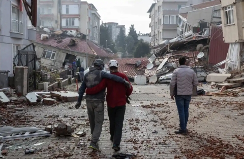 Sisma Turchia e Siria: nei due paesi le vittime salgono a 7.800. Oggi Erdogan sarà sui luoghi del disastro