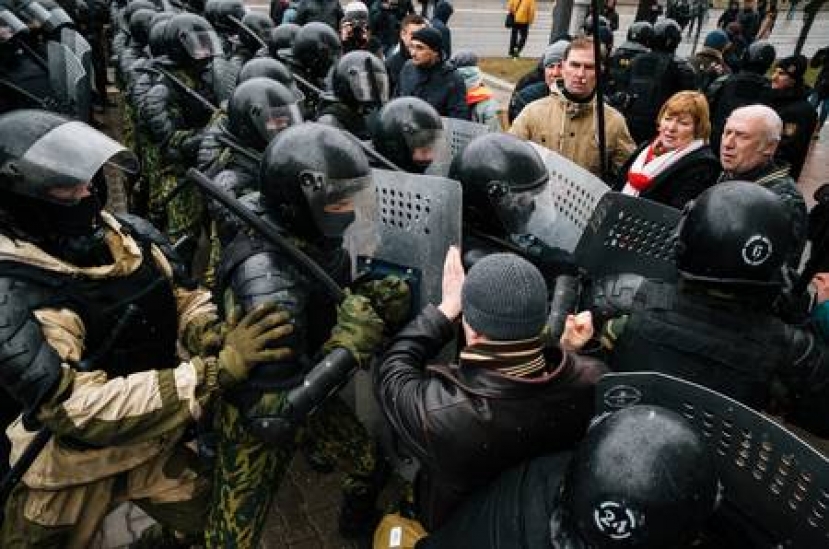 Elezioni Bielorussia: Lukashenko verso la rielezione tra scontri di piazza ed isolamento del paese senza internet