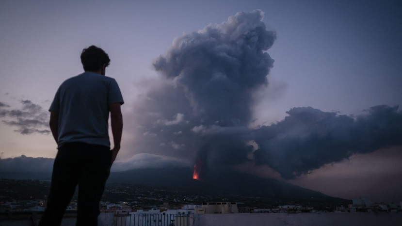 Canarie: allarme dei vulcanologi per le nubi tossiche prodotte dalla lava del vulcano Cumbre Vieja