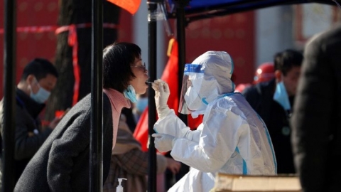 Covid Cina, puniti 26 funzionari per omesso tracciamento del virus a Xi’an: 13 milioni di persone in lockdown