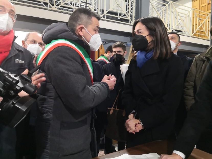 Il sindaco di Pomigliano, Gianluca Del Mastro e la Ministra del Sud, Mara Carfagna