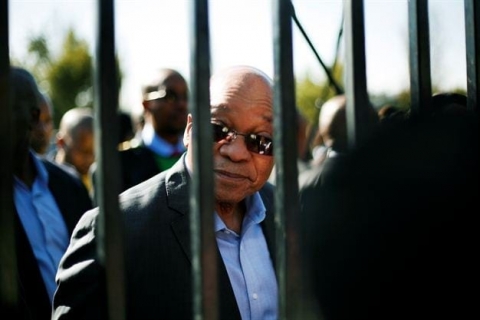 Sudafrica, l’ex presidente Zuma rifiuta la carcerazione e si blinda nella sua fattoria