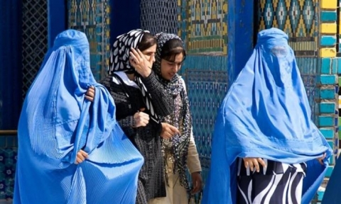 Afghanistan e l'oscurantismo sociale. Introdotto il divieto di viaggio per donne sole e senza velo