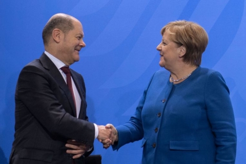 L’insediamento del nuovo cancelliere Scholze: la promessa a Merkel di “un nuovo inizio”