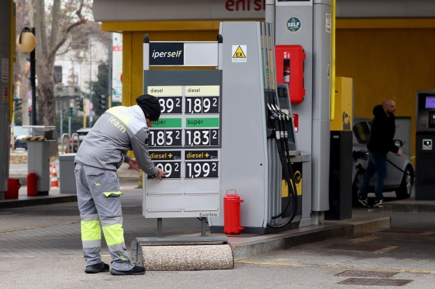 Benzina: nuovo picco al servito che supera i 2 euro. Solo il self no logo sotto 1,800