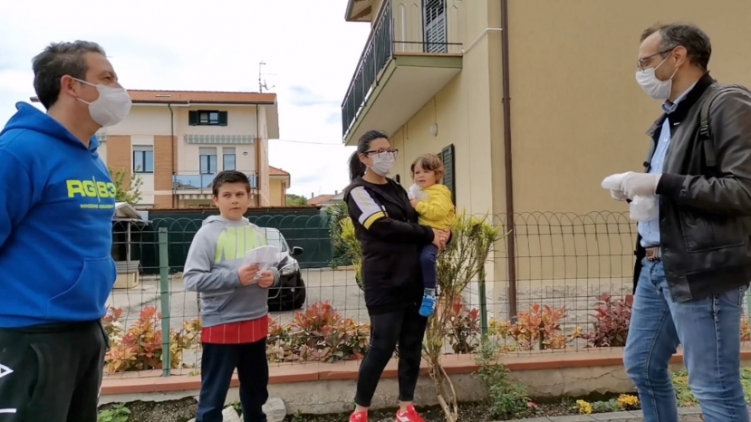 Pesaro: Ricci consegna le prime ‘mascherine col sorriso’ per i bambini