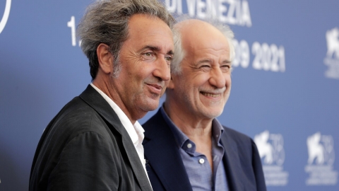 Mostra di Venezia: 9 minuti di applausi per il film biografico di Paolo Sorrentino: “È stata la mano di Dio”
