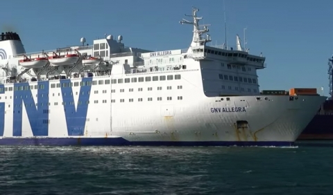 Palermo: il meteo rallenta le operazioni di trasbordo dei 353 migranti dalla Sea Watch alla nave quarantena "Allegra"