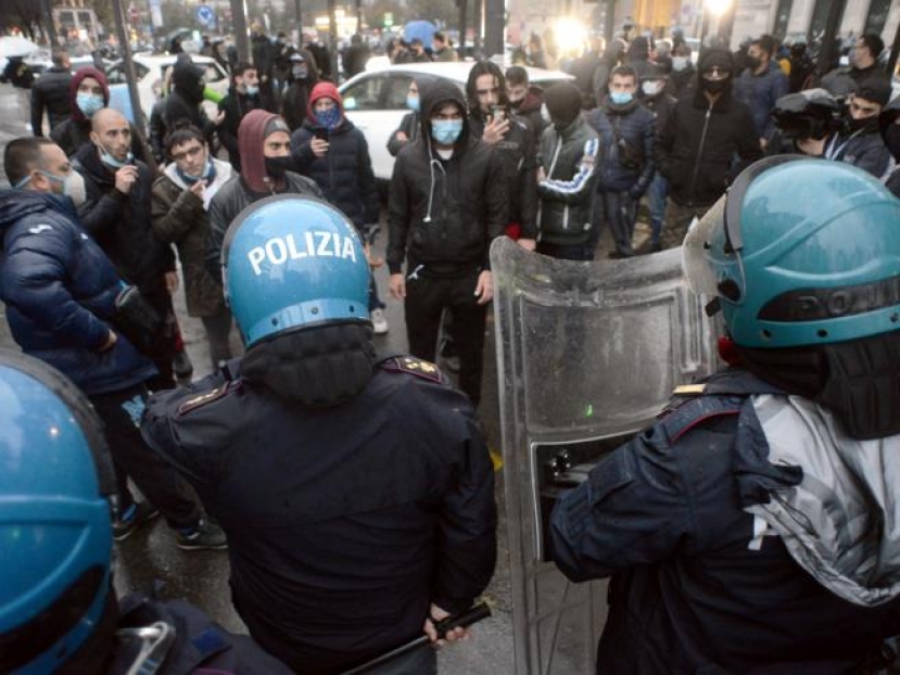 Proteste nuovo Dpcm da Napoli a Trieste. A Milano scontri con la Polizia fino a sera