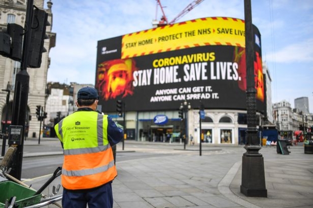 La Gran Bretagna con numeri record di decessi lancia una tardiva campagna di informazione "stay at home"