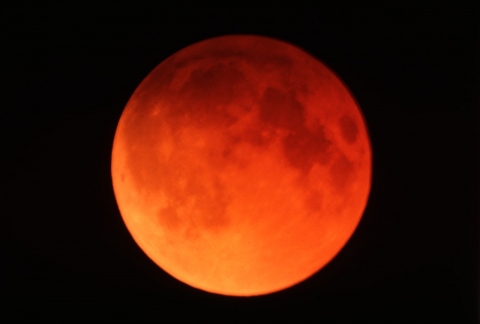 Eclisse lunare record: domani la luna "rossa" resterà nel cono d'ombra della Terra per oltre tre ore