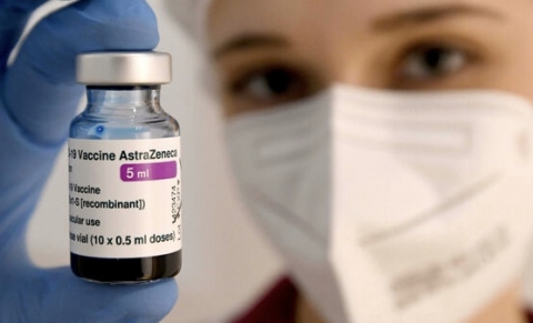 Vaccini AstraZeneca, decisione salomonica di Speranza e Cts: somministrazione solo over 60