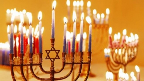 A Tel Aviv si celebra la festa dei "miracoli" dell'Hanukkah con migliaia di candele accese in Piazza Rabin