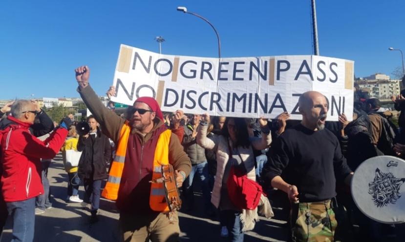 Trieste: la polizia verso rimozione dei blocchi no-green pass al porto. Anche a Ravenna un sit-in