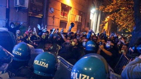 Napoli: è ancora guerriglia urbana dinanzi al Palazzo della Regione per protestare contro un possibile lockdown