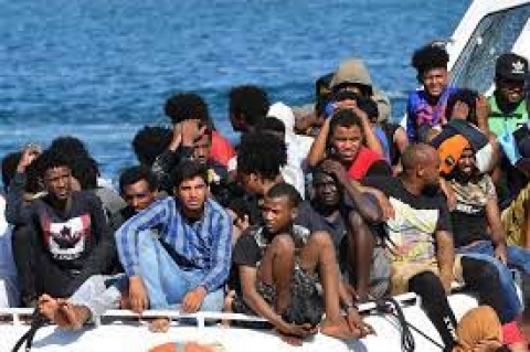 Lampedusa: è sbarco continuo nell’isola siciliana. Hotspot di nuovo al collasso con oltre 844 persone