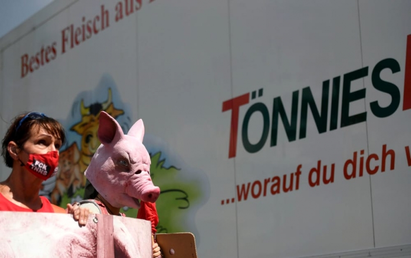 Il focolaio del mattatoio di Tönnies rischia di riportare l’emergenza Covid in Germania
