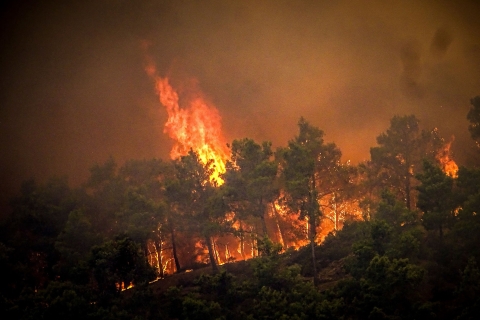 Grecia in fiamme: a Corfù 64 focolai attivi. Sgombrati 17 villaggi a Evia