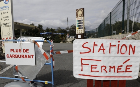 Pensioni Francia: la protesta dei lavoratori blocca tutte le raffinerie. Francia senza carburante