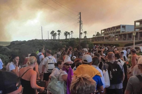 Incendi Rodi: 30 mila evacuati. Le autorità raccomandano ai turisti di non raggiungere l’isola