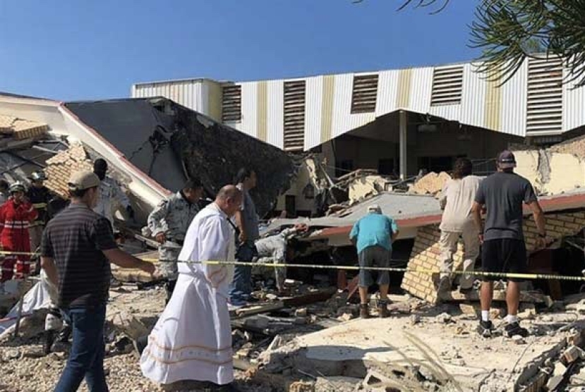 Messico: 7 vittime e 39 feriti finora nel crollo del tetto della chiesa di Santa Cruz