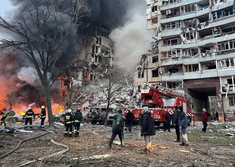 Ucraina: attacco missilistico russo nella regione di Dnipropetrovsk. Sette feriti e danni a palazzi