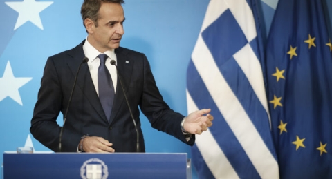 Grecia al voto: aperti i seggi con i sondaggi che danno favorito Mitsotakis (destra)