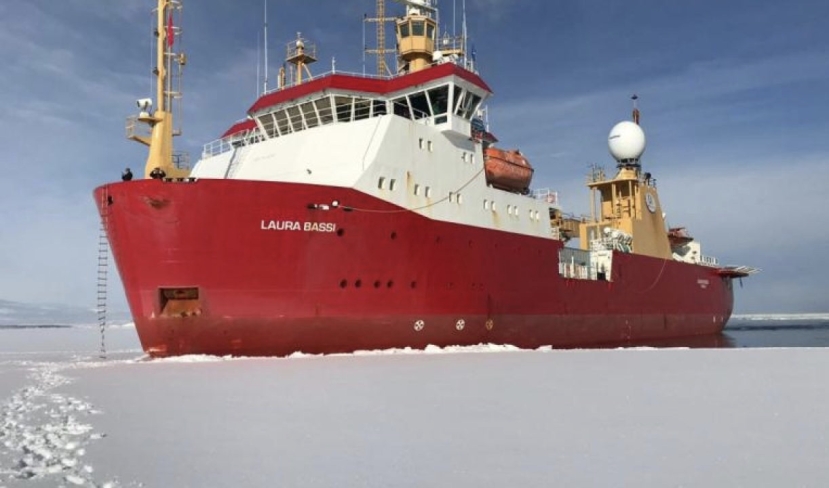 Antartide: la nave rompighiaccio ‘Laura Bassi’ tocca l’inesplorata Baia delle Balene