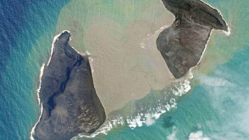 Isole Tonga, coperte dalle ceneri e isolate dal mondo per la rottura di un cavo sottomarino