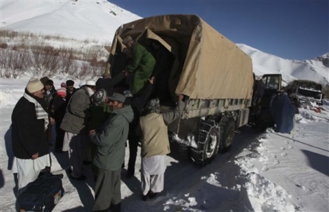 Afghanistan: a Kabul in fila sotto il gelo per ottenere il passaporto. Migliaia vogliono lasciare il paese