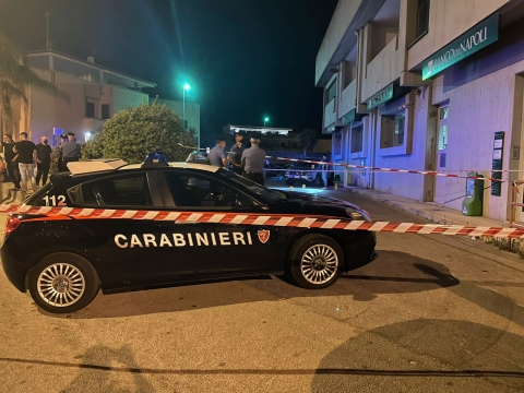 Lecce: ucciso sotto gli occhi della moglie un ex direttore di banca mentre prelevava ad un bancomat