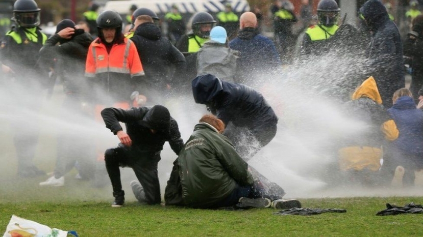 L’Europa sull’orlo di una crisi di nervi da lockdown. Ad Amsterdam scontri tra manifestanti e polizia per il nuovo confinamento fino al 10 febbraio